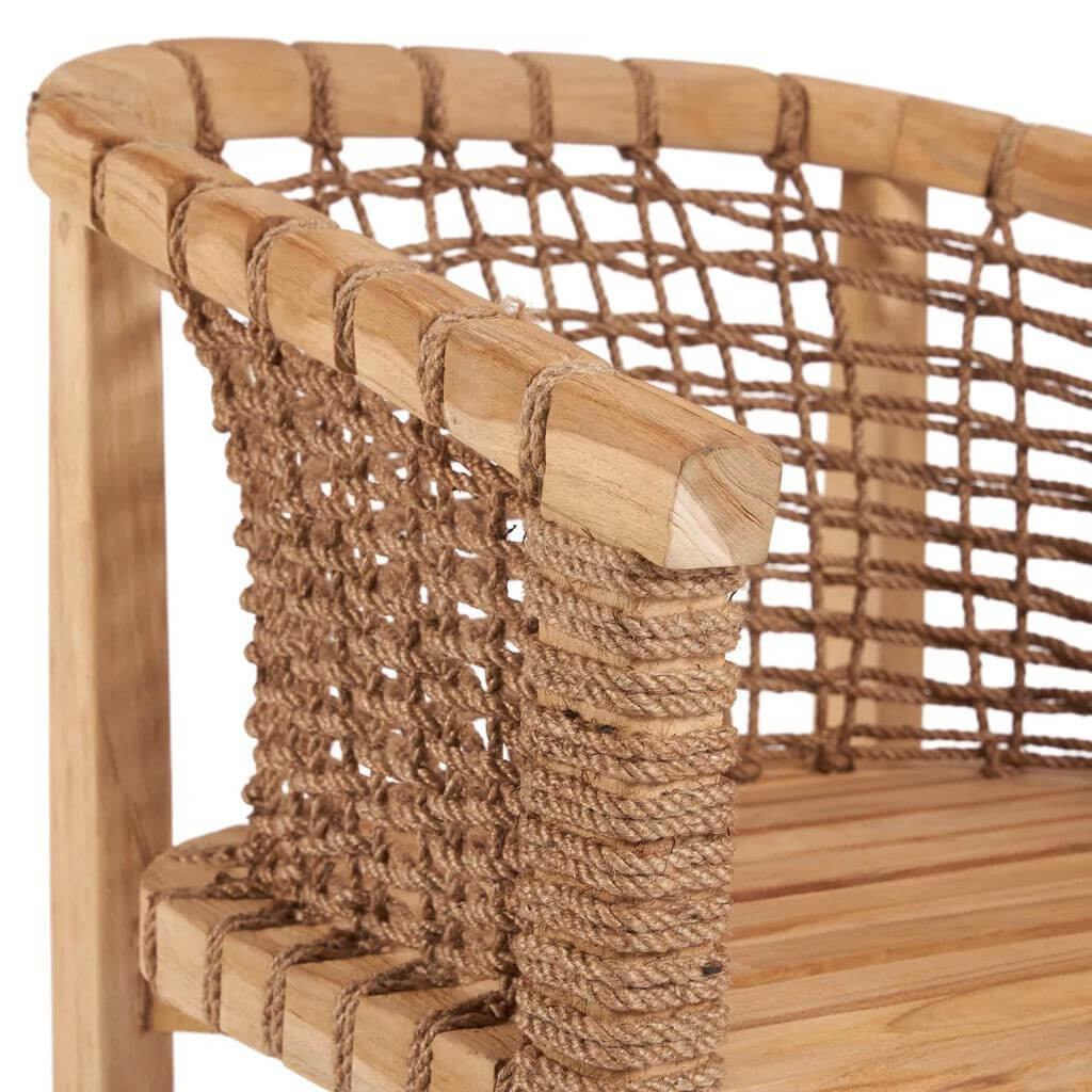 Houten eetkamerstoel Tugu met stevig touw detail, ideaal voor een chique en rustige buitenomgeving.