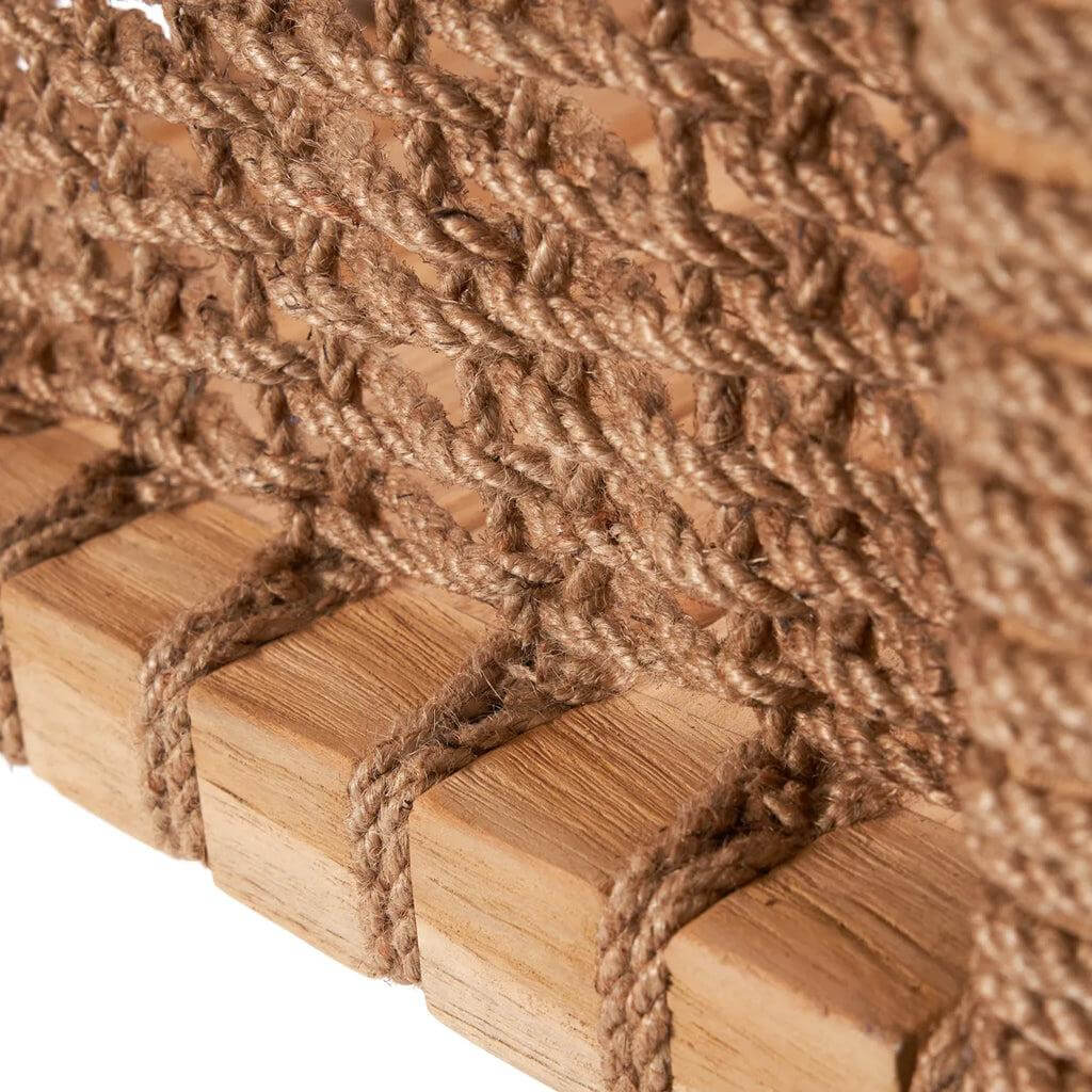 Detail van handgeweven touw en teakhout van de "Tugu" eetkamerstoel, elegantie en robuust vakmanschap in een oogopslag.
