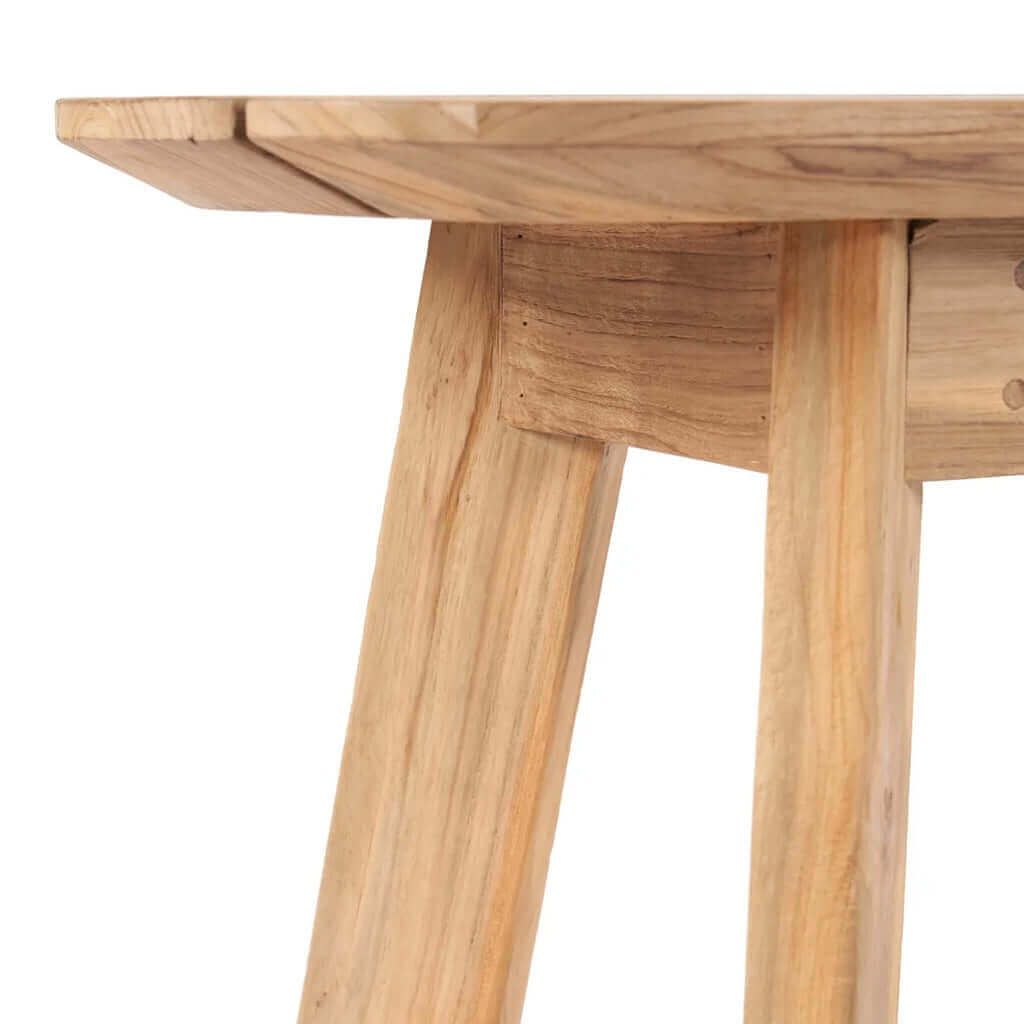 Detail van de Tutuala bank gemaakt van hergebruikt teakhout, met speelse ronde vormen en stevige poten; perfect voor binnen en buiten.