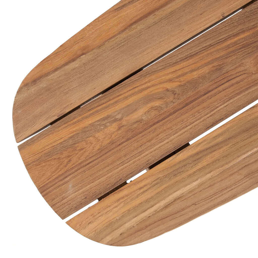 Detail van een duurzame Teakhouten plank van de Tutuala Bank, met unieke nerfpatronen.