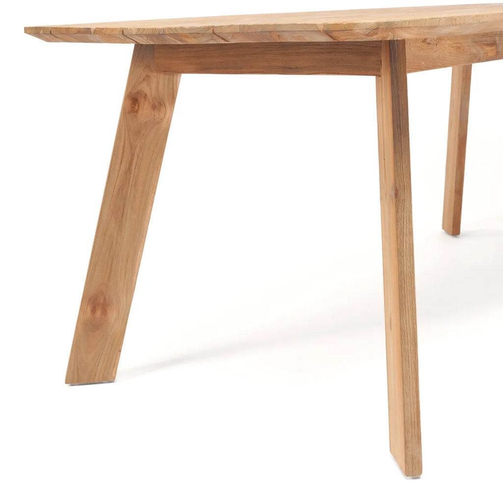 Houten eettafel De Tutuala met schuin geplaatste poten voor buitengebruik.