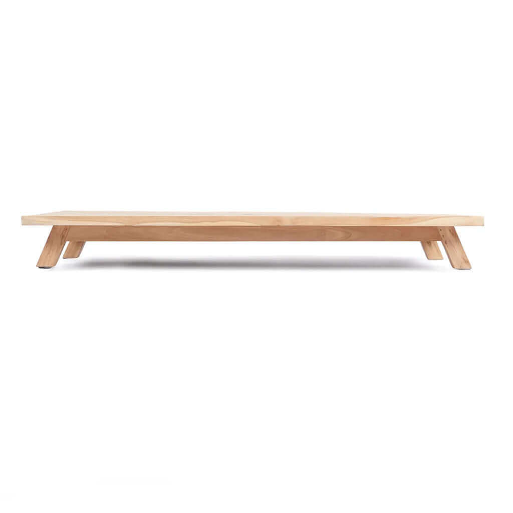 De Umalas salontafel, gemaakt van gerecycled teakhout, ideaal voor buitengebruik, minimalistisch ontwerp, geschikt voor tapassessies.