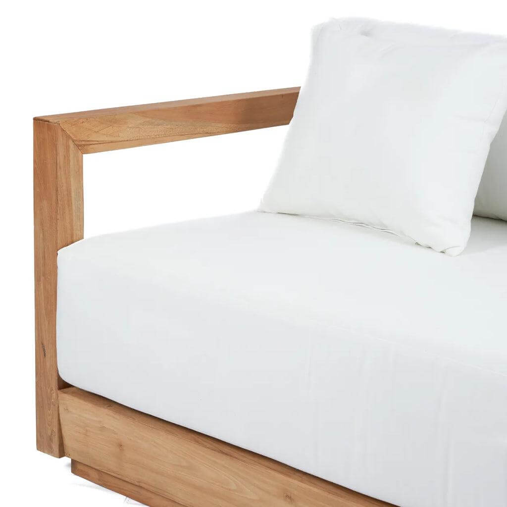 Umalas tweezitter met teakhouten frame en sunbrella kussens, perfect voor binnen en buiten genieten.