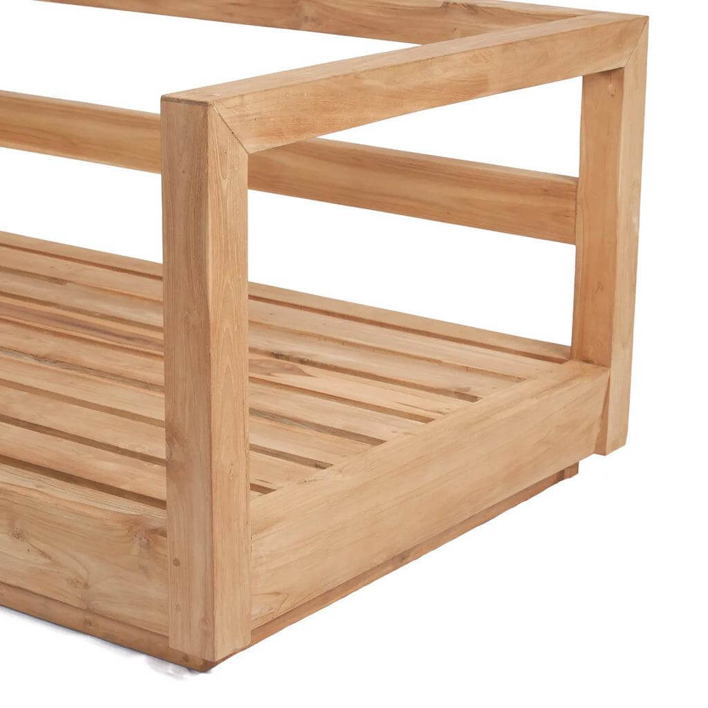 De Umalas tweezitsbank frame van gerecycled teakhout, perfect voor binnen en buiten. Stevig ontwerp voor veranda of zwembad.