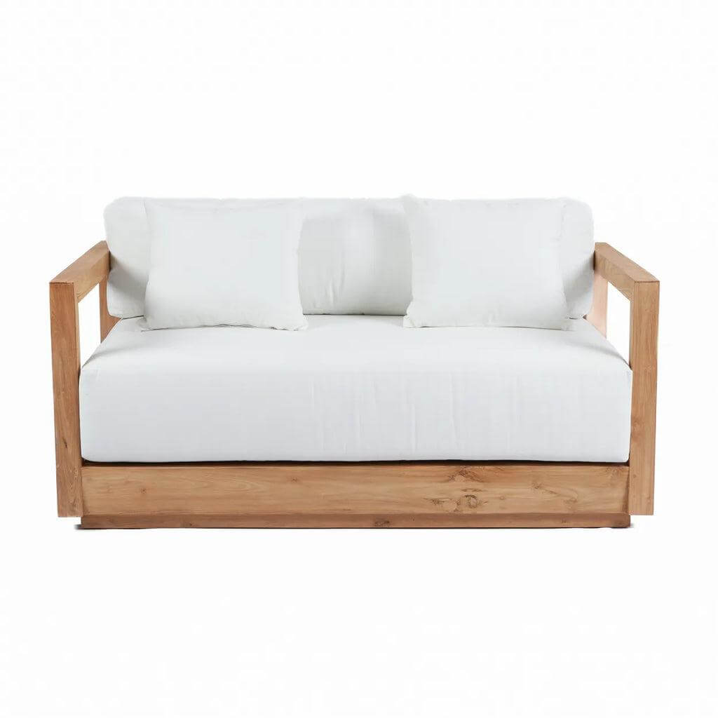 Milieuvriendelijke Umalas tweezitsbank met wit sunbrella en gerecycled teakhout, perfect voor binnen of buiten.