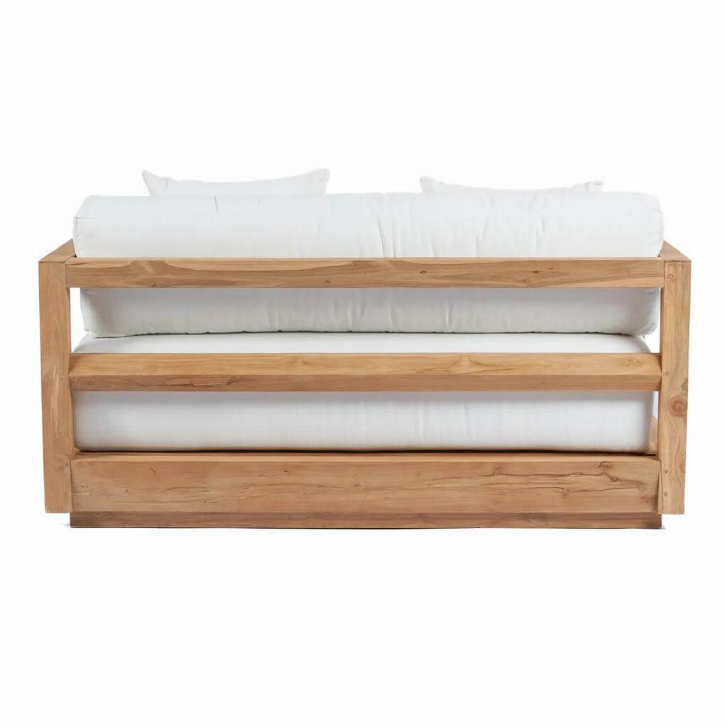 De Umalas tweezitsbank van gerecycled teakhout met witte kussens, perfect voor binnen- en buitenshuis gebruik.