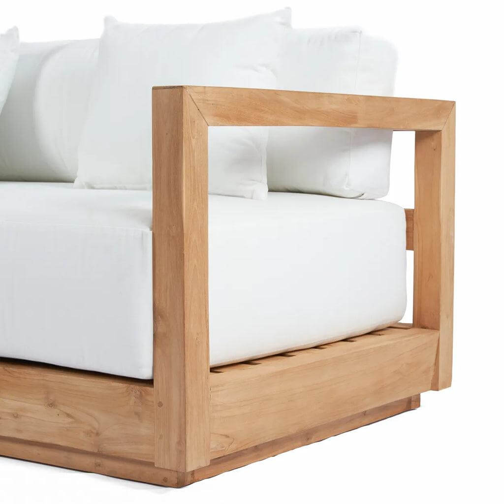Stijlvolle Umalas tweezitsbank met gerecycled teakhouten frame en sunbrella kussens, perfect voor binnen en buitengebruik.