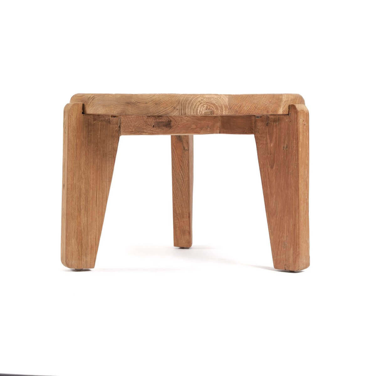 De Wabi Sabi salontafel van hergebruikt teakhout met drie poten, perfect voor een milieuvriendelijk interieur. Afmetingen: 50x50x35cm.