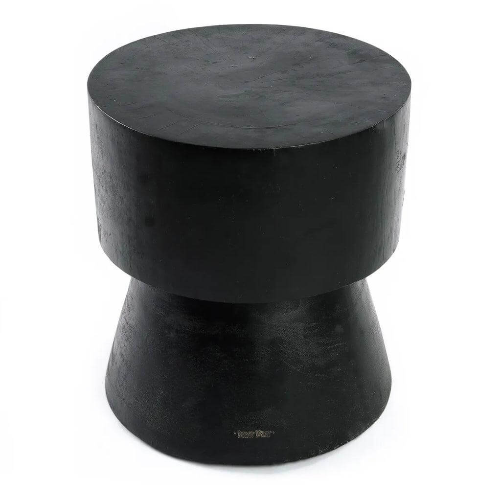 Alt Tag: Warmi kruk van zwart suarhout, modern en duurzaam ontwerp voor interieur. Te gebruiken als kruk of bijzettafel. Hoogte 45cm, breedte 40cm.