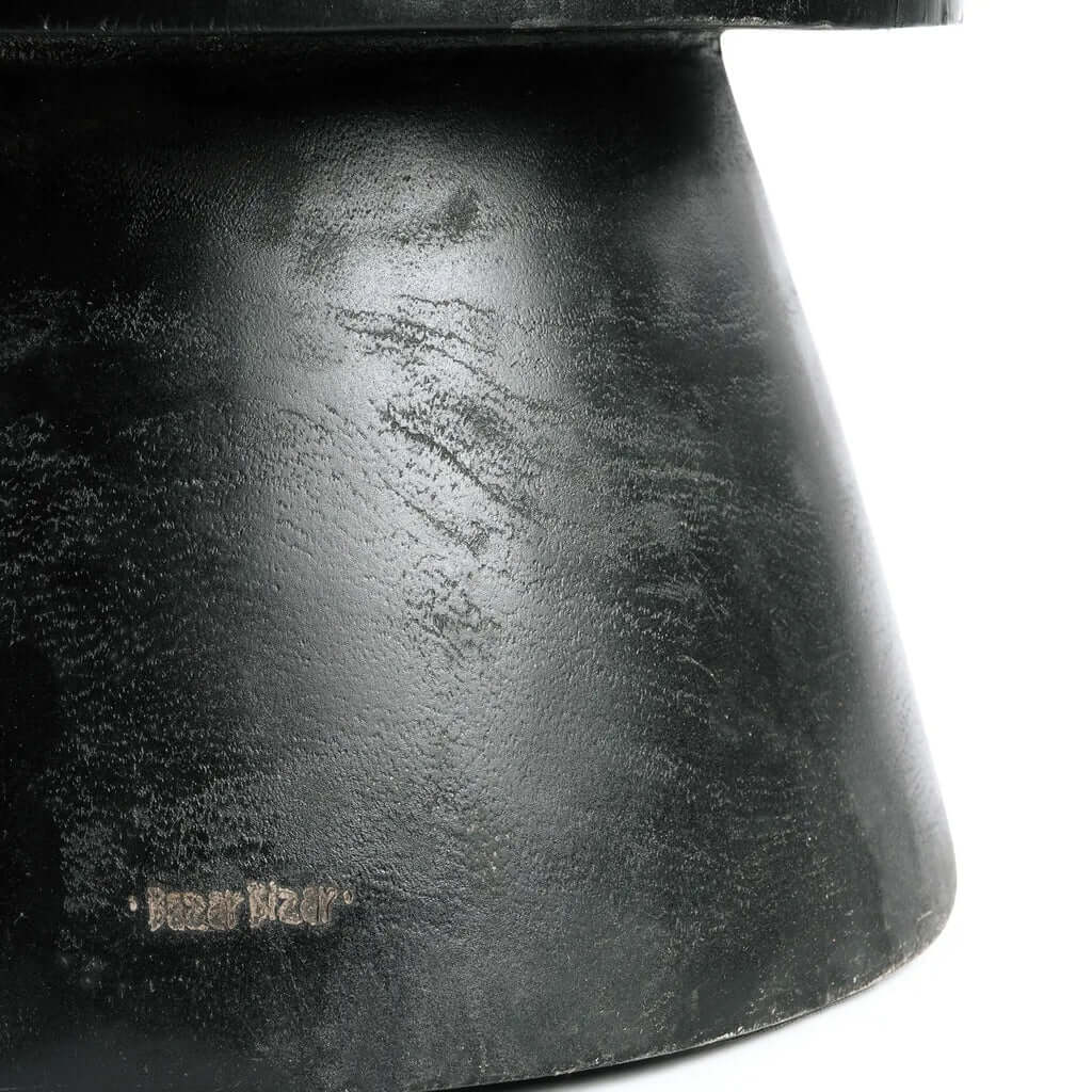 Detail van de Warmi Kruk met zwart gecoat suarhout en modern design. Perfect als kruk of bijzettafel in elk interieur. Hoogte 45 cm.