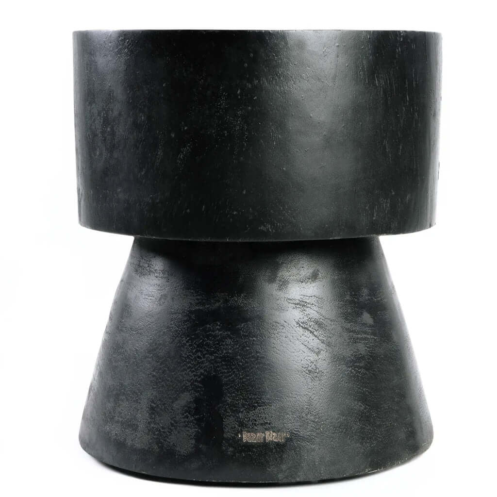 De Warmi Kruk in zwart suarhout, modern design voor huis, decor of bijzettafel met duurzame uitstraling, hoogte 45 cm, breedte 40 cm.
