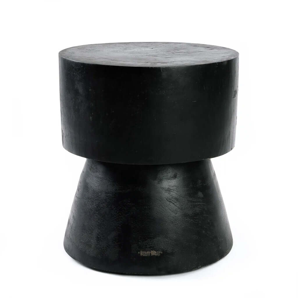 Zwarte Warmi kruk van suarhout, strak futuristisch ontwerp voor gebruik als kruk of bijzettafel, 45 cm hoog.