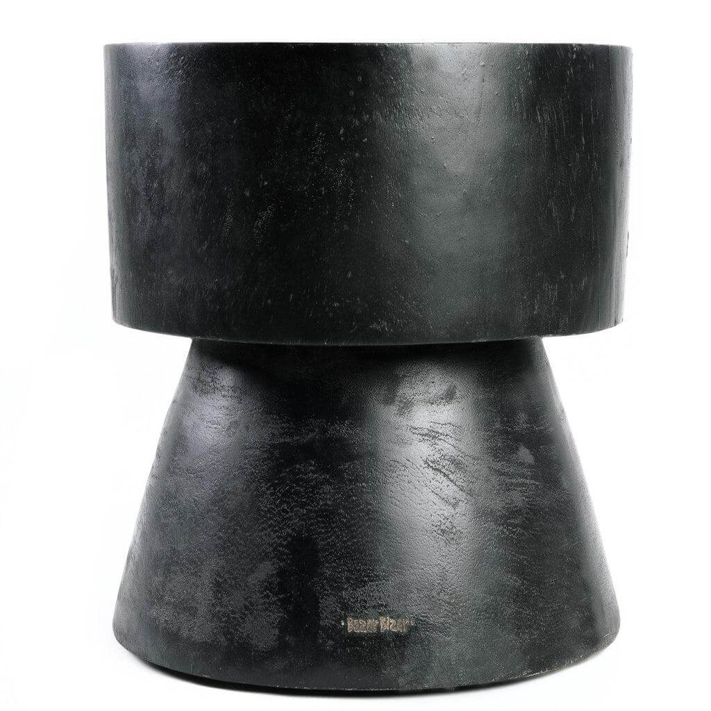 De Warmi kruk in zwart suarhout met een robuust en futuristisch design, geschikt als kruk of bijzettafel, 45cm hoog.