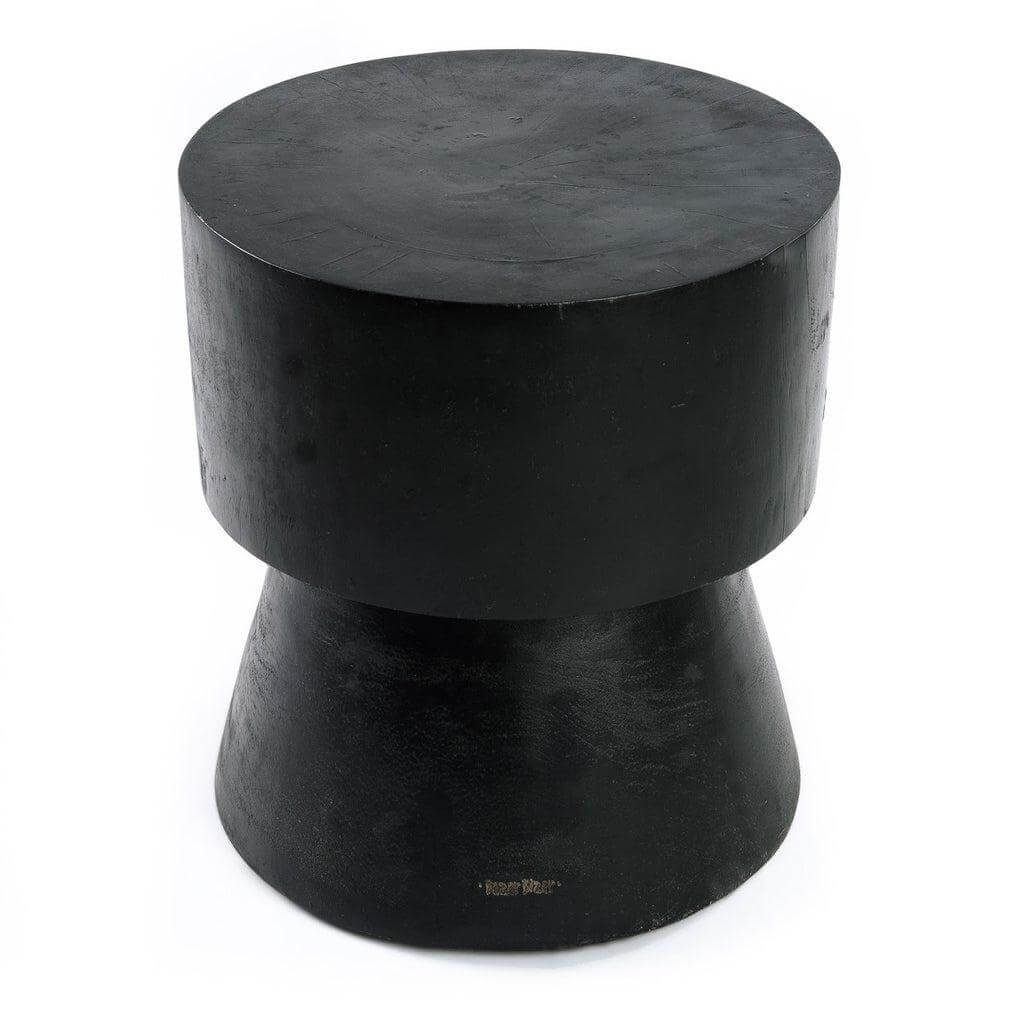 Zwarte Warmi kruk van suarhout, strak en futuristisch design als kruk of bijzettafel, ideaal voor elk interieur.