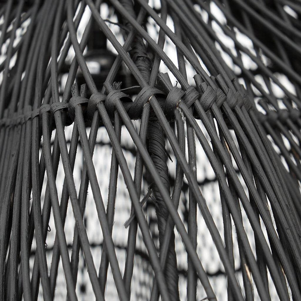 Detail van de geweven rotan structuur van de De Whipped Hanglamp - Zwart - XL. Perfect voor een boho chic interieur.