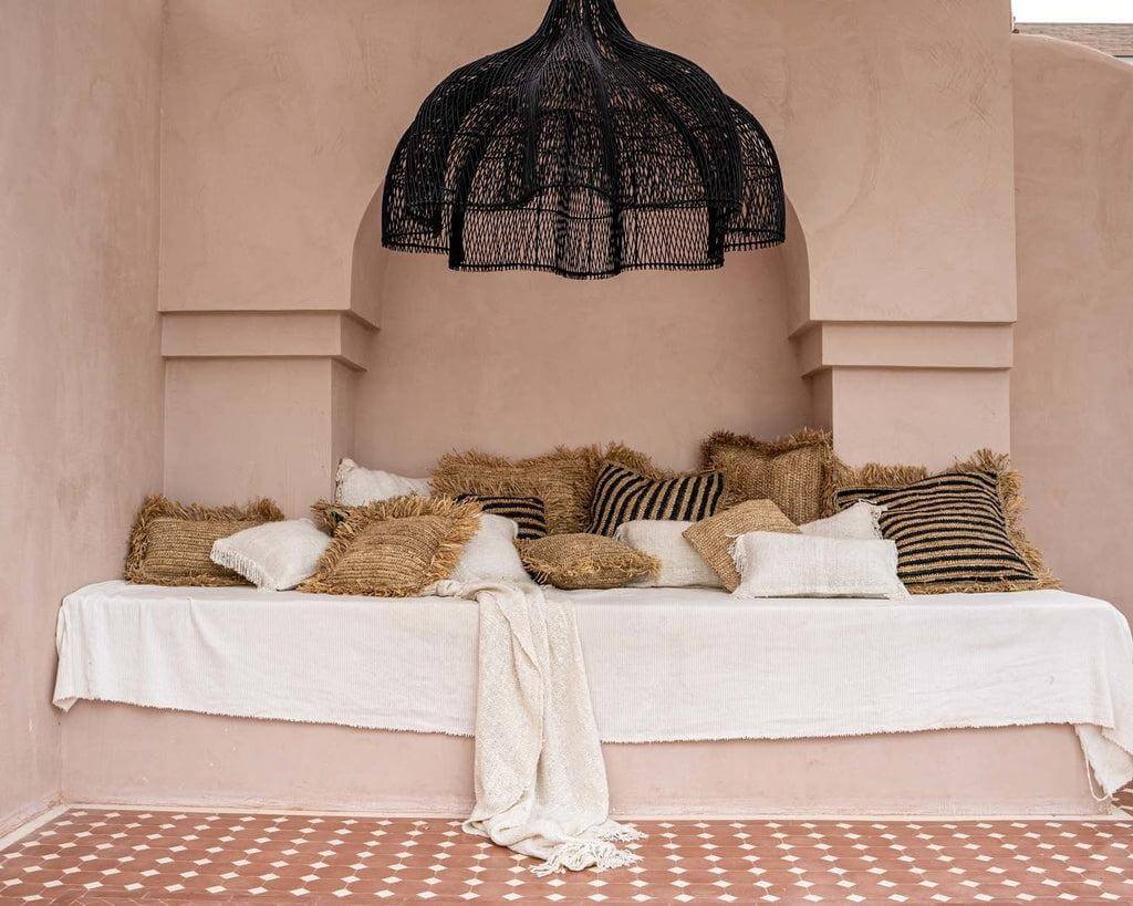 Zwarte rotan De Whipped Hanglamp - XL, boho chic sfeer boven gezellige zithoek met kussens. Geen bekabeling inbegrepen. Binnen- of buitengebruik.