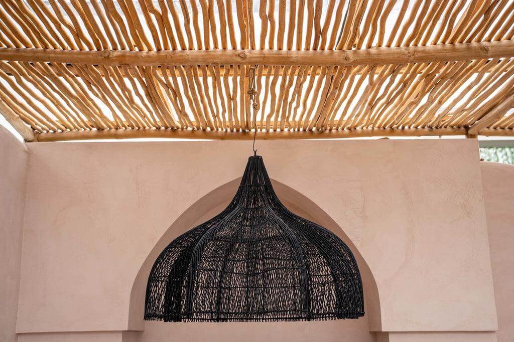 Zwarte De Whipped Hanglamp XL, boho chic stijl, gemaakt van rotan, ideale eyecatcher voor binnen of overdekt buiten. Geen bekabeling inbegrepen.