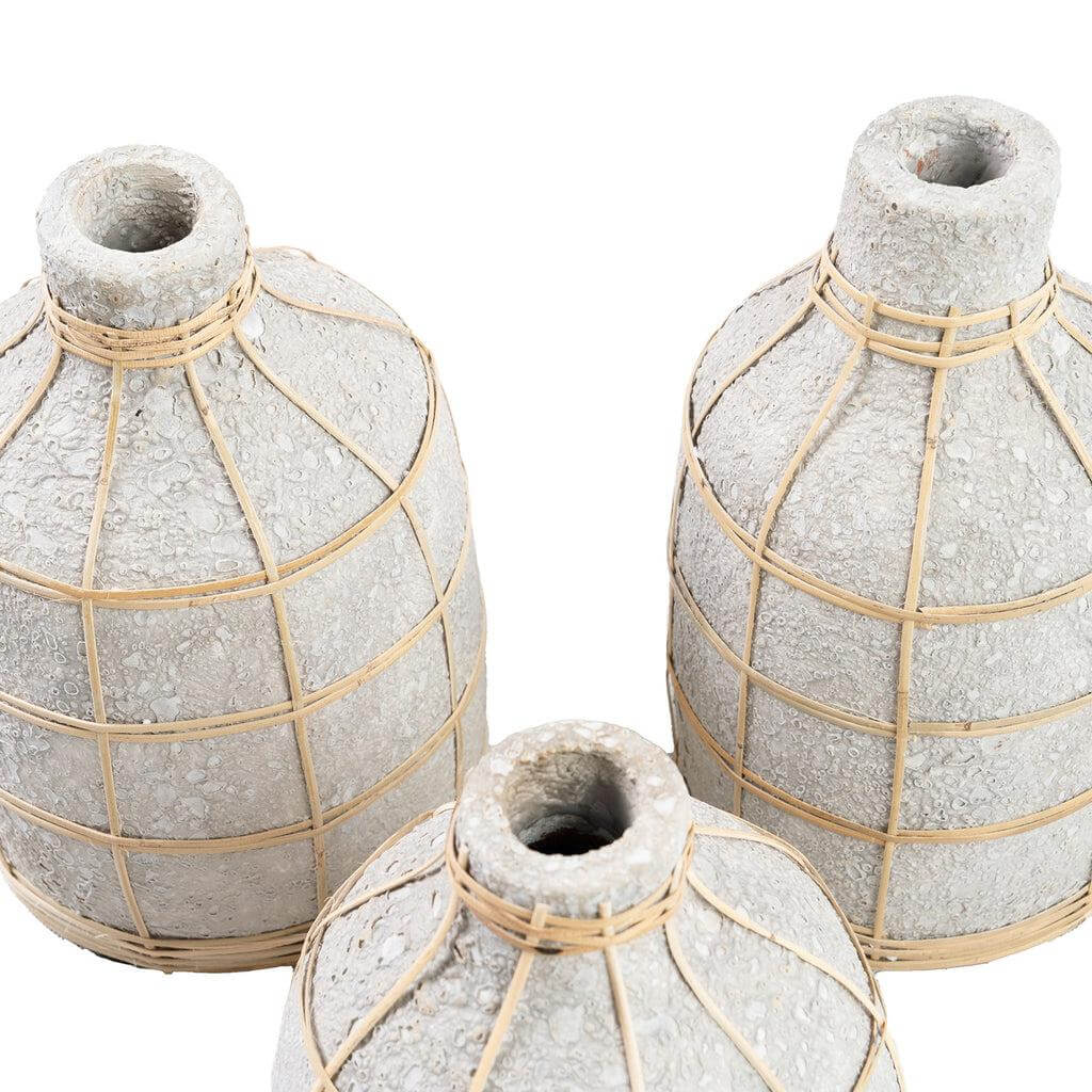 De Whoopy Vaas - Betongrijs met rotan detail, perfect voor droogbloemen en decoratie. Terracotta vaas met kustgevoel voor elke ruimte.