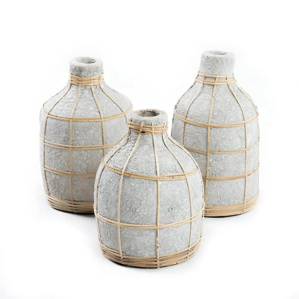 Drie De Whoopy vazen in betongrijs met rotan detail, perfect voor droogbloemen en decoratie, geeft een kustgevoel aan elke kamer.
