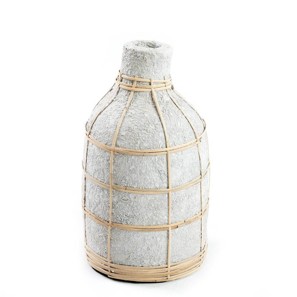 Betongrijze gebogen vaas met rotan detail voor droogbloemen, 24 cm hoog, perfect voor een kustgevoel in huis.