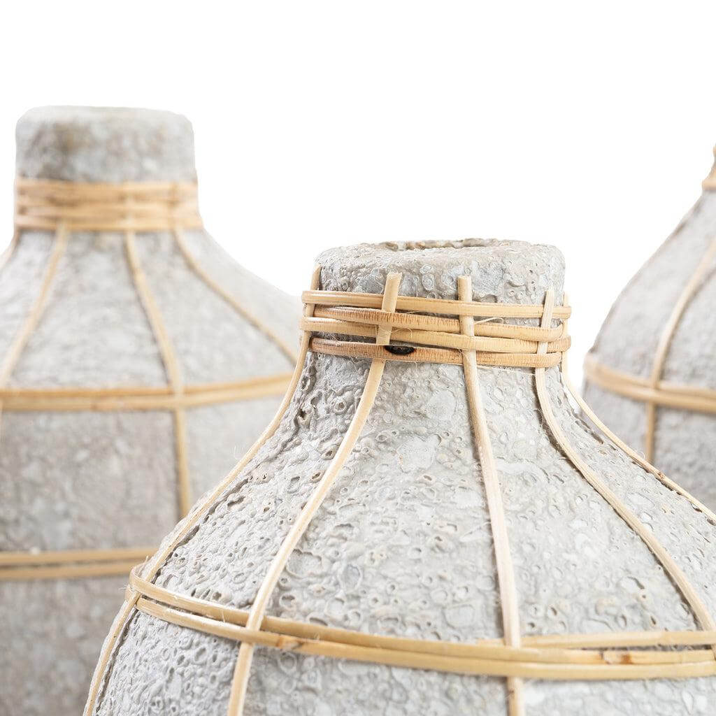 Close-up van de De Whoopy Vaas in betongrijs met rotan detail, perfect voor droogbloemen, decoratie in woonkamer of overdekte ruimte.