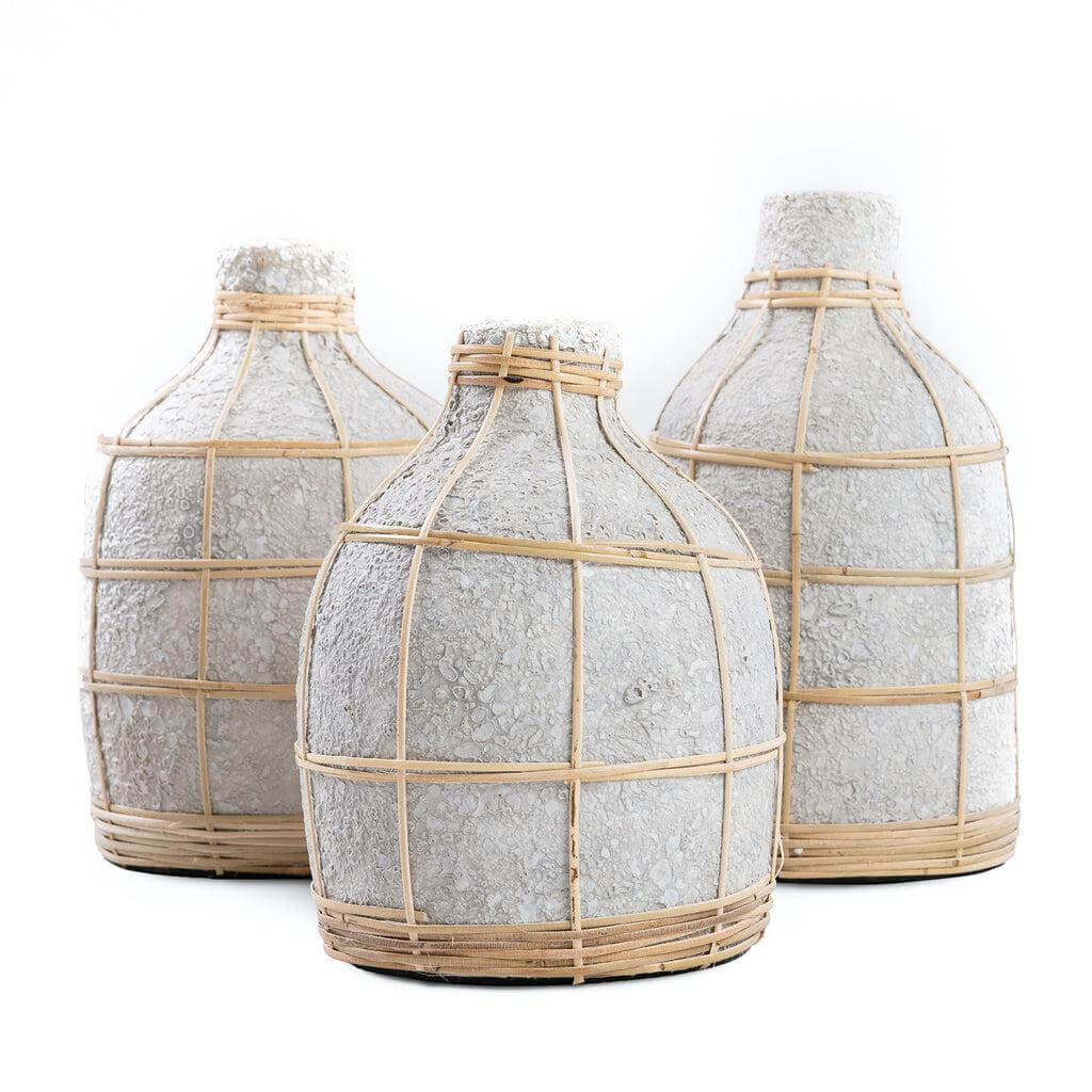 Set van drie De Whoopy Vaas in betongrijs met rotan detail, perfect voor decoratie met droogbloemen. Niet waterdicht. Hoogte 19 cm.
