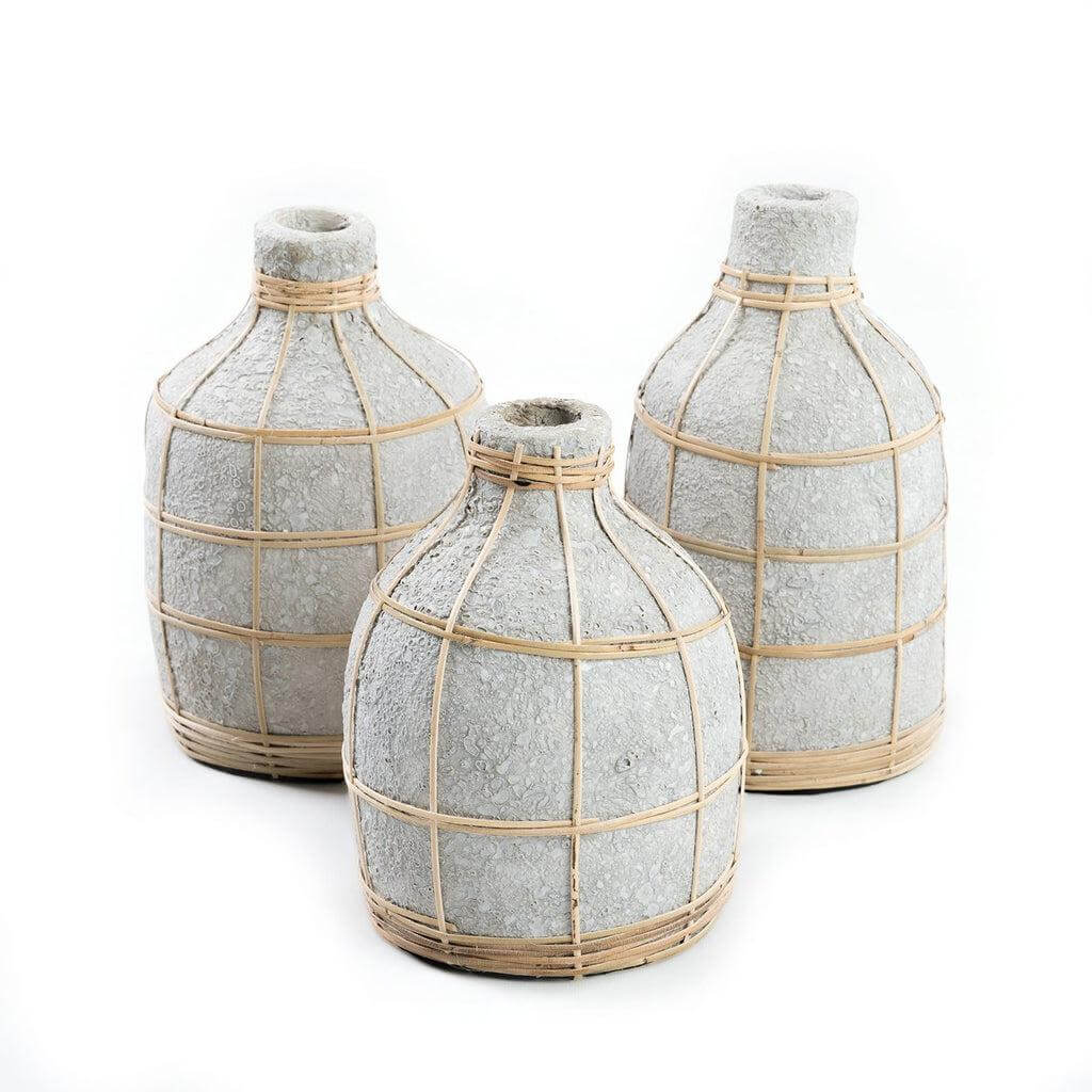 Drie betongrijze vazen met rotan detail voor decoratie, perfect voor droogbloemen, hoogte 19 cm, breedte 13 cm, lengte 13 cm.