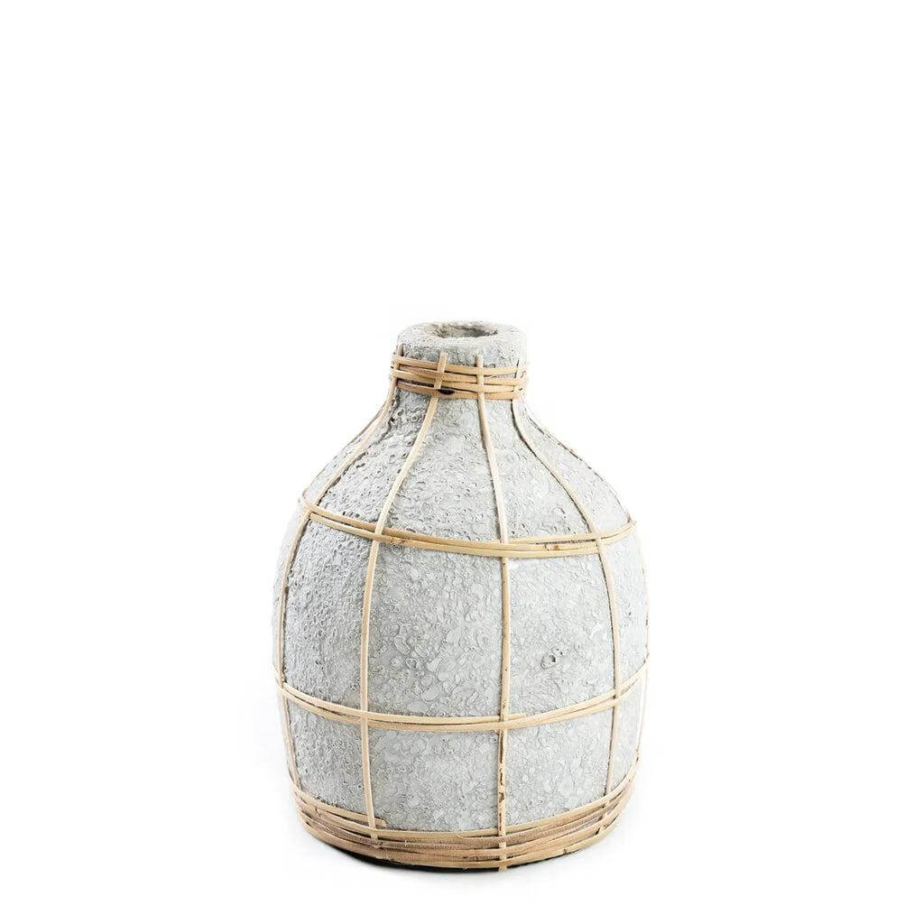 De Whoopy Vaas in beton grijs met rotan details, ideaal voor droogbloemen. Decoratieve terracotta vaas, 19 cm hoog, 13 cm breed.