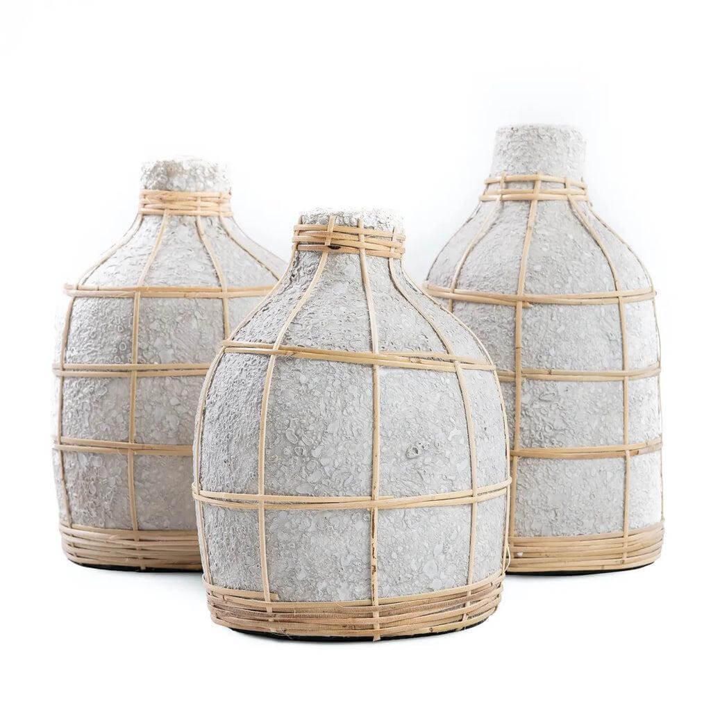 De Whoopy Vaas Betongrijs met rotan detail, perfect voor droogbloemen. Terracotta vaas, 19 cm hoog, brengt kustgevoel naar je ruimte.