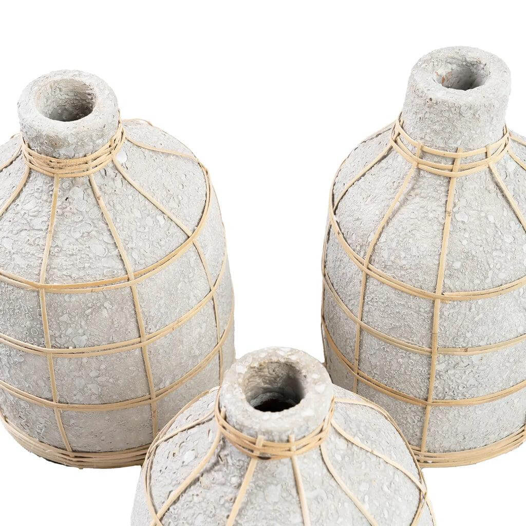 Drie gebogen betongrijze vazen met rotan detail, perfect voor droogbloemen en een kustgevoel in huis. Decoratieve topper, niet waterdicht.