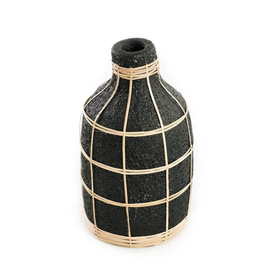 De Whoopy Vaas - Zwart met rotan detail, perfect voor droogbloemen. Decoratieve vaas voor een kustgevoel thuis of in de badkamer.