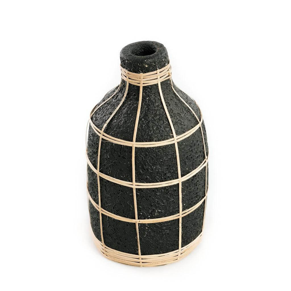 De Whoopy Vaas - Zwart Naturel, gebogen design, perfect voor droogbloemen of decoratie, terracotta met rotan details.