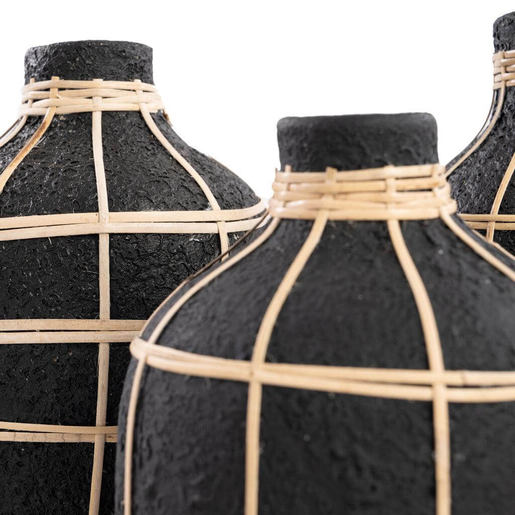 De Whoopy Vaas Zwart Naturel met rotan detail, perfecte decoratie voor droogbloemen, niet waterdicht, terracotta materiaal, 19 cm hoog.