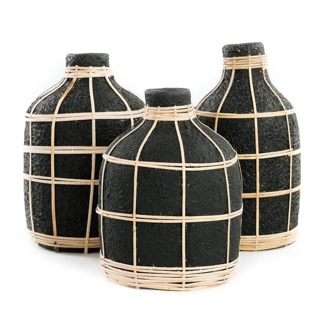 Drie zwarte en naturel Whoopy vazen met rotan details, perfect voor droogbloemen, gemaakt van terracotta, decoratief en stijlvol.