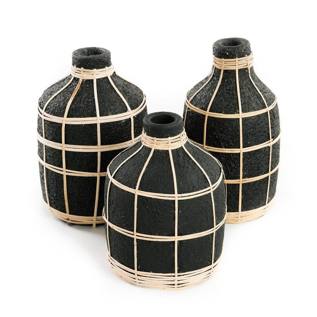Drie terracotta De Whoopy vaasjes in zwart met rotan details, perfect voor droogbloemen, geven een kustgevoel aan elk interieur.