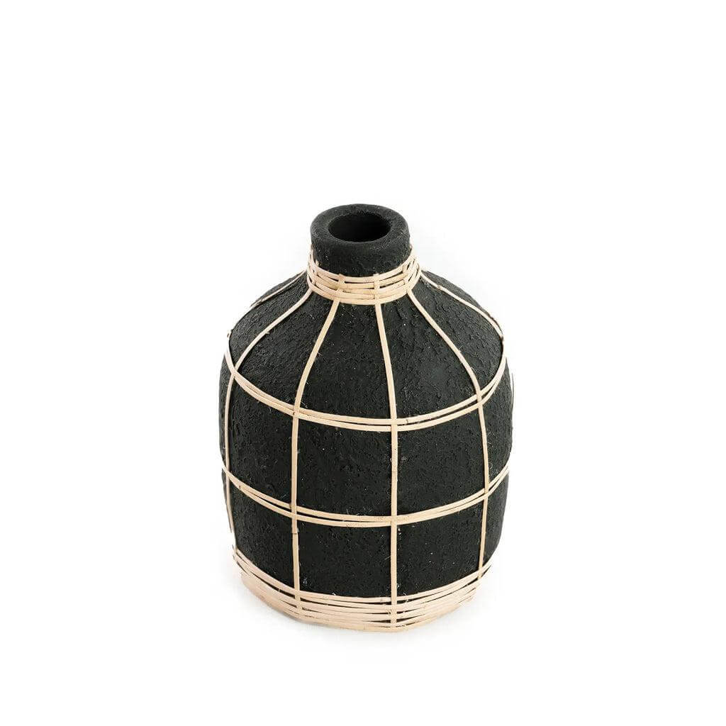 Zwarte De Whoopy Vaas met rotan detail, ideaal voor droogbloemen. Niet waterdicht. S-maat, 19 cm hoog en 13 cm breed.