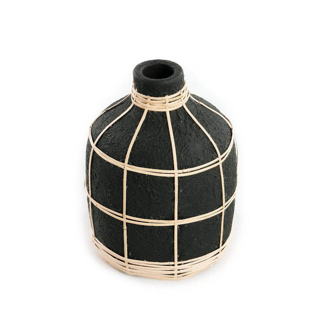 "De Whoopy Vaas in zwart en naturel met rotan details, ideaal voor droogbloemen of decoratieve accenten. Gemaakt van terracotta."