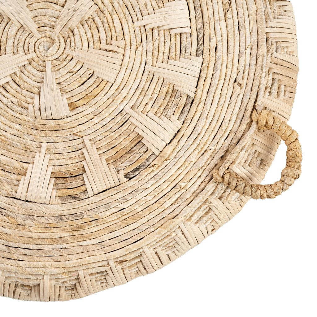 Alt Tag: De Xolo muurdecoratie in naturel wit met bananenblad en rotan ontwerp, perfect voor een neutraal en stijlvol interieur.