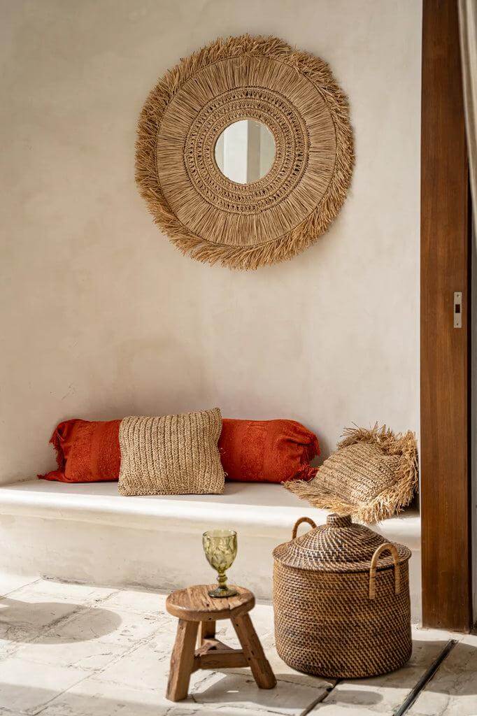 Gezellige kamer met De Yatai Kruk van teak, bohemien spiegel, en kussens in warme kleuren, perfect voor extra zitplaats of decoratie.