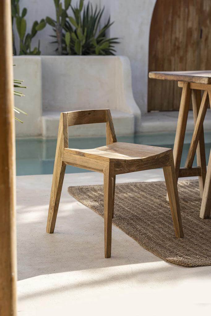 Ydra eetkamerstoel van gerecycled teakhout in minimalistisch design bij zwembad