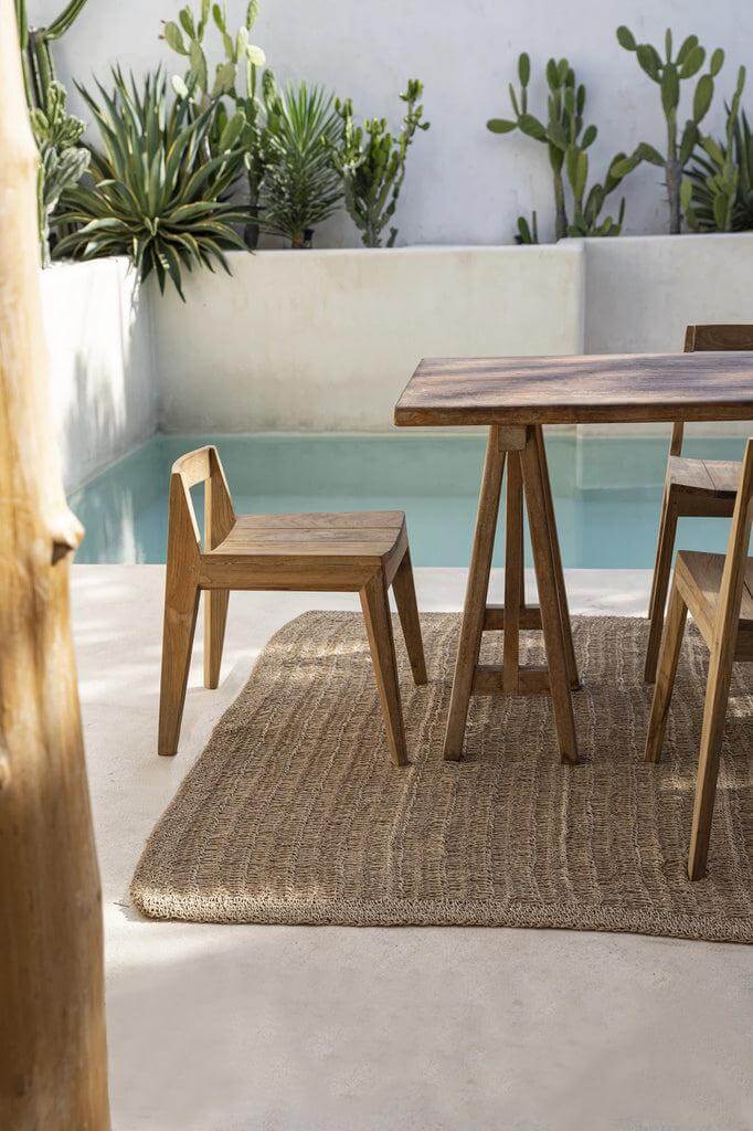 Ydra eetkamerstoel van gerecycled teakhout, minimalistisch design bij zwembad, duurzame buitenmeubel.