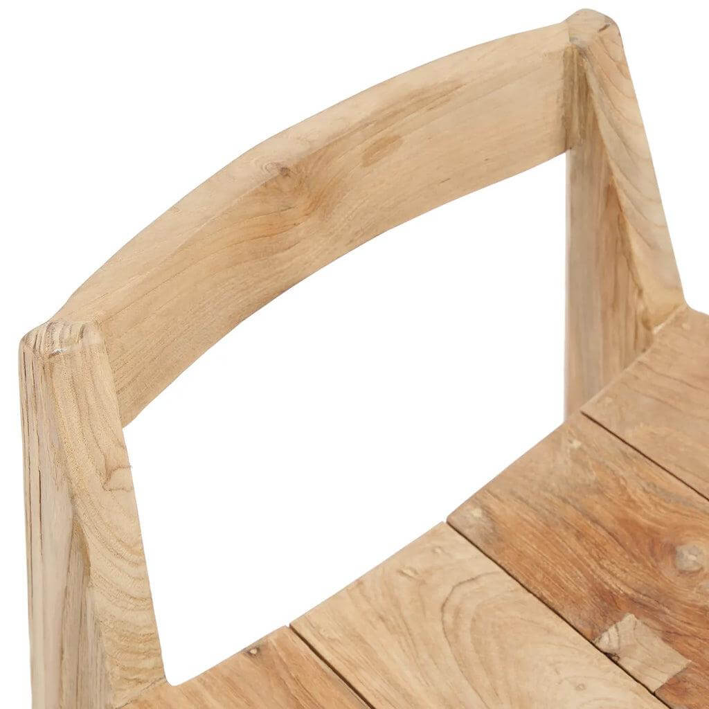 Natuurlijke Ydra eetkamerstoel van gerecycled teakhout, verfijnd ontwerp met verlaagde rugleuning en strakke lijnen.