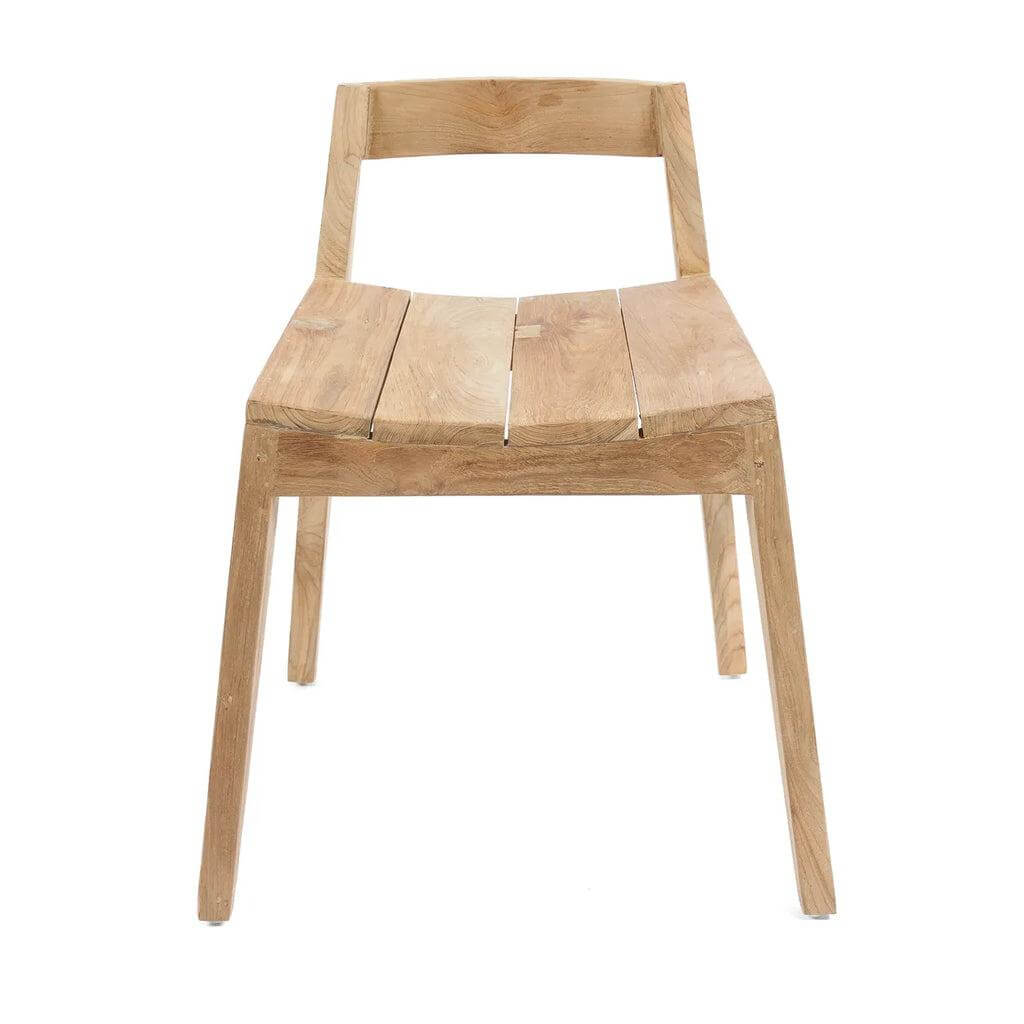 De Ydra eetkamerstoel in naturel teakhout, minimalistisch design met verlaagde rugleuning en strakke lijnen voor binnen en buiten.
