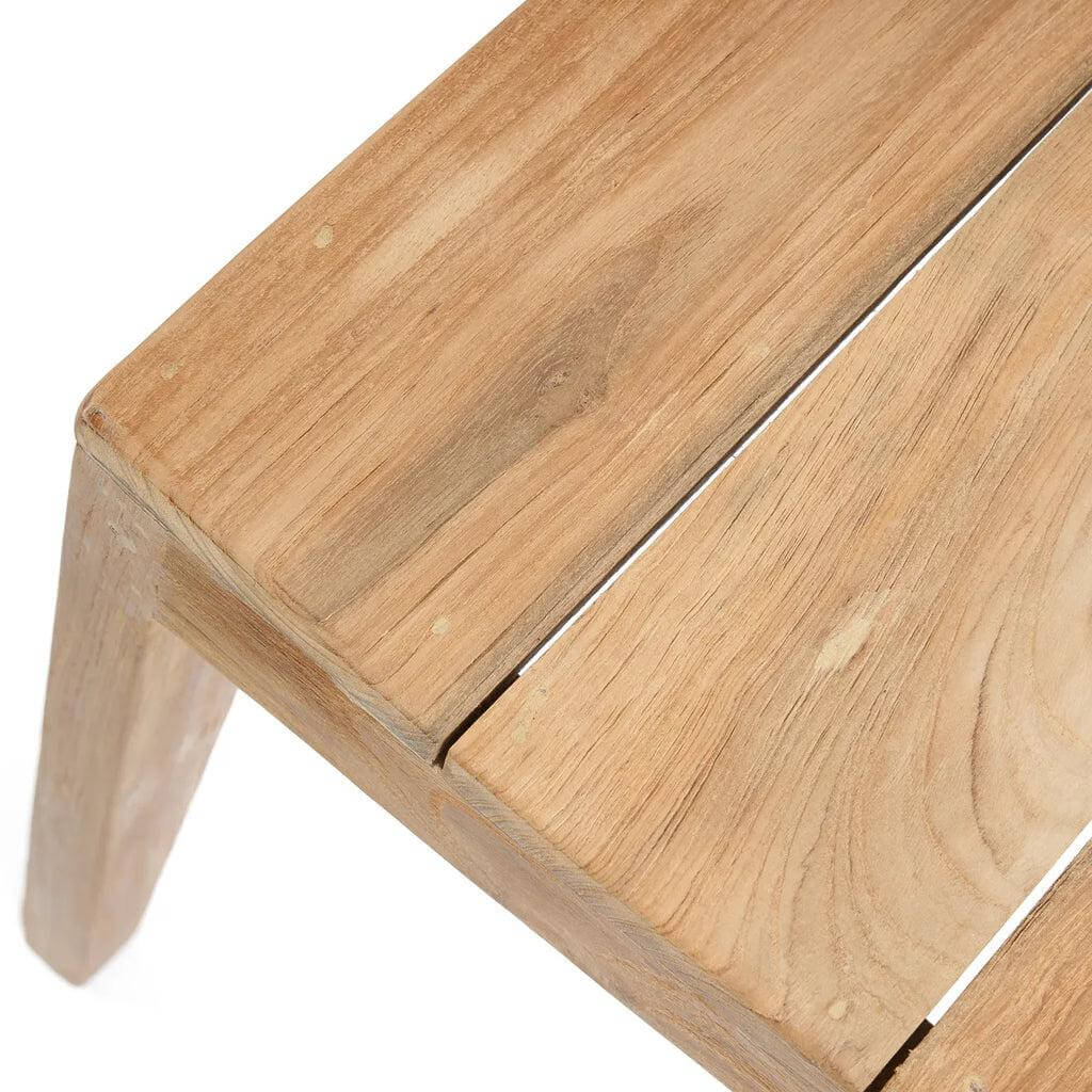 Duurzame Ydra eetkamerstoel gemaakt van gerecycled teakhout met minimalistische stijl en verfijnde afwerking.