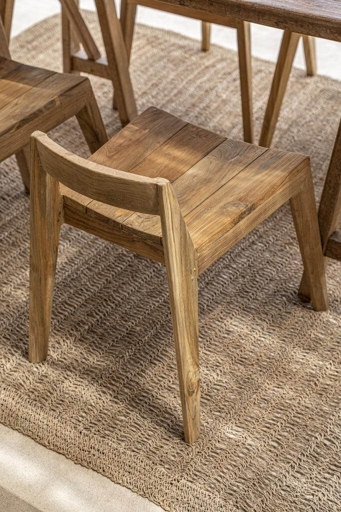 Eetkamerstoel Ydra van gerecycled teakhout, elegant en duurzaam, geschikt voor binnen en buiten.