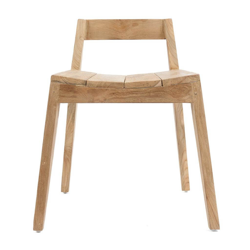 Minimalistische Ydra eetkamerstoel van gerecycled teakhout, geschikt voor binnen en buiten, met strakke lijnen en natuurlijke afwerking.