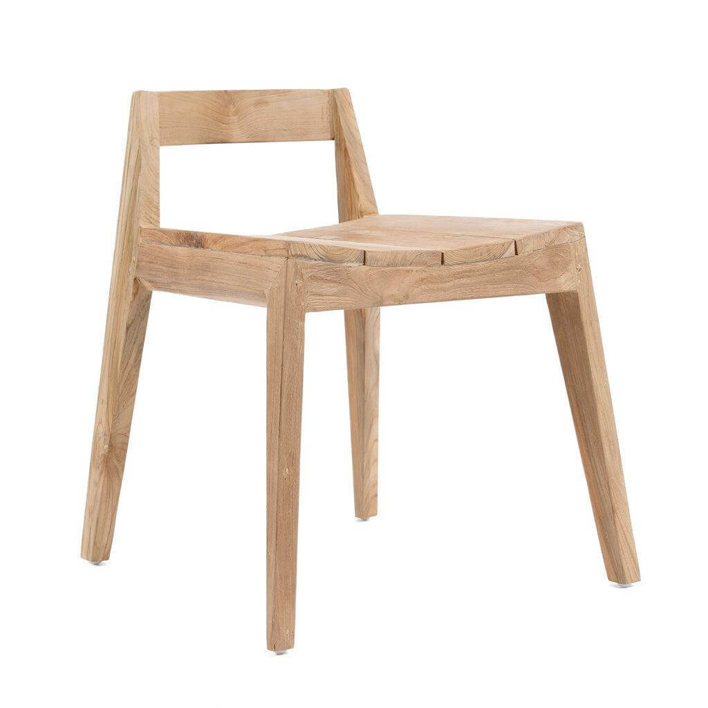 Natuurlijke Ydra eetkamerstoel van gerecycled teakhout met minimalistisch design en verlaagde rugleuning voor binnen en buiten.