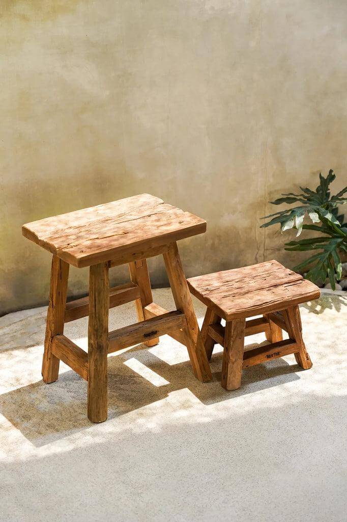 Rustieke Yoke kruk in twee maten, handgemaakt van gerecycled teakhout, ideaal voor duurzame en stijlvolle inrichting.