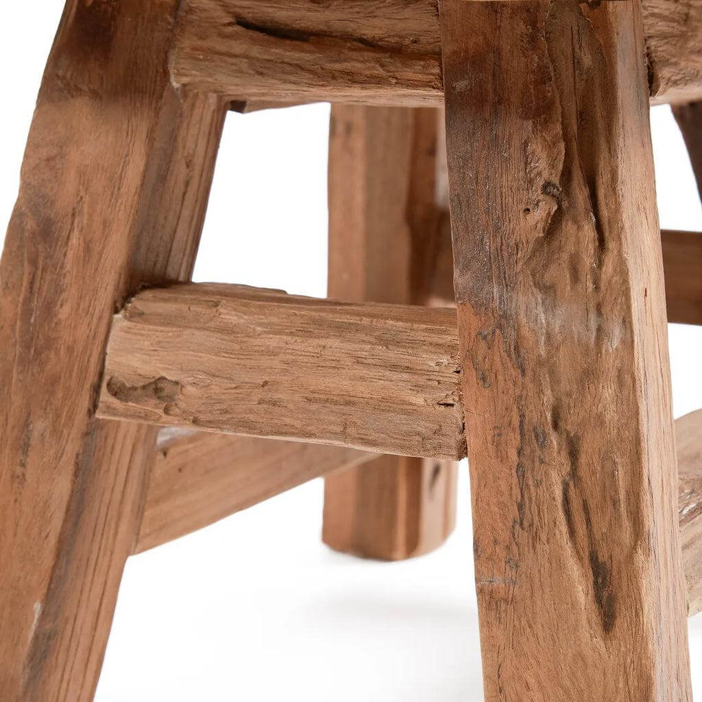 De Yoke Kruk - Naturel, handgemaakte kruk van gerecycled teakhout met rustieke afwerking voor tijdloze charme en duurzaamheid.