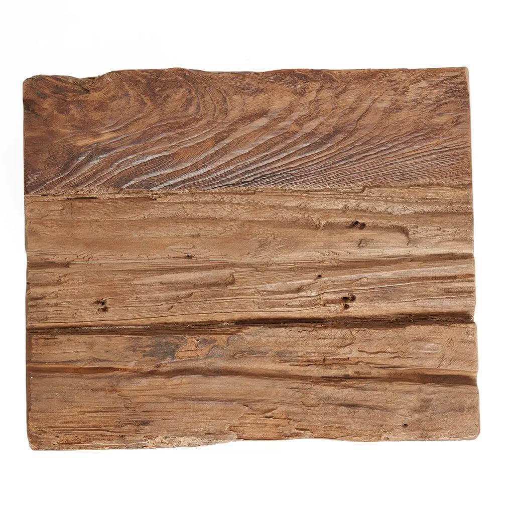 Bovenaanzicht van een plankje van gerecycleerd teakhout met een rijke, rustieke afwerking. Perfect voor duurzaam design en tijdloze schoonheid.